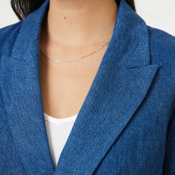 این برند با طراحی های مدرن و کیفیت بالا شناخته می‌شود. Mavi Jeans محصولات متنوعی از جین های مردانه و زنانه، شلوارها، پیراهن ها و لباس های دیگر را ارائه می‌دهد.