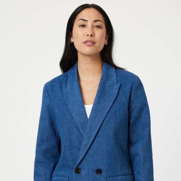 این برند با طراحی های مدرن و کیفیت بالا شناخته می‌شود. Mavi Jeans محصولات متنوعی از جین های مردانه و زنانه، شلوارها، پیراهن ها و لباس های دیگر را ارائه می‌دهد.