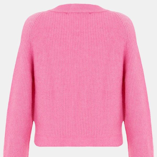 لباس بافتنی آستین بلند گانی که در قسمت جلو وسط دکمه بسته می شود با رنگ صورتی و جیب های جلو جلب توجه می کند.