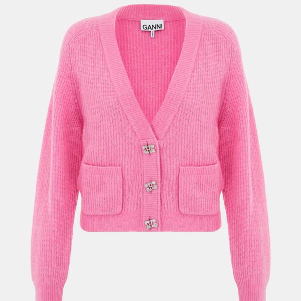 لباس بافتنی آستین بلند گانی که در قسمت جلو وسط دکمه بسته می شود با رنگ صورتی و جیب های جلو جلب توجه می کند.