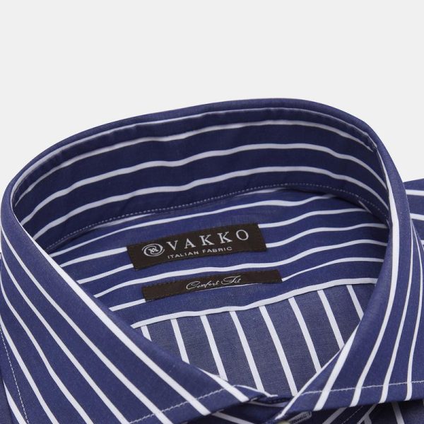 پیراهن یقه‌دار کلاسیک و آستین بلند Vakko که با طرح‌های راه راه آبی و سفید سرمه‌ای، پارچه‌های نخی و برش‌های راحت متمایز است، دارای دکمه‌ای تمام قد است.